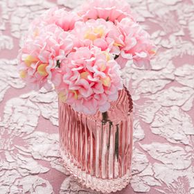 Mini-Glasvase „Helios“ in Rosa mit geriffelter Oberfläche, rechteckiger Form und kleiner Öffnung auf hellem Hintergrund.