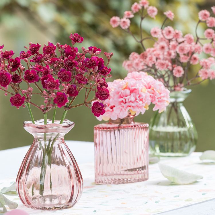 Mini Glasvase „Helios“ 8 cm hoch Tisch-Deko Vase Mini-Glasvase „Helios“ in Rosa mit geriffelter Oberfläche, rechteckiger Form und kleiner Öffnung auf hellem Hintergrund.