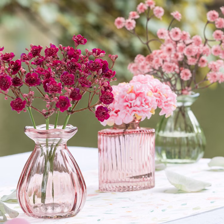 Mini Glasvase „Helios“ 8 cm hoch Tisch-Deko Vase Vintage Tisch-Deko Hochzeit Geburtstag Vase aus Glas festliche Tischdeko Wohnaccessoire Glasvase dekorativ Rosa Mini-Glasvase „Helios“ mit zarten rosafarbenen Kunstblüten als elegante Tischdeko für romantische Anlässe.