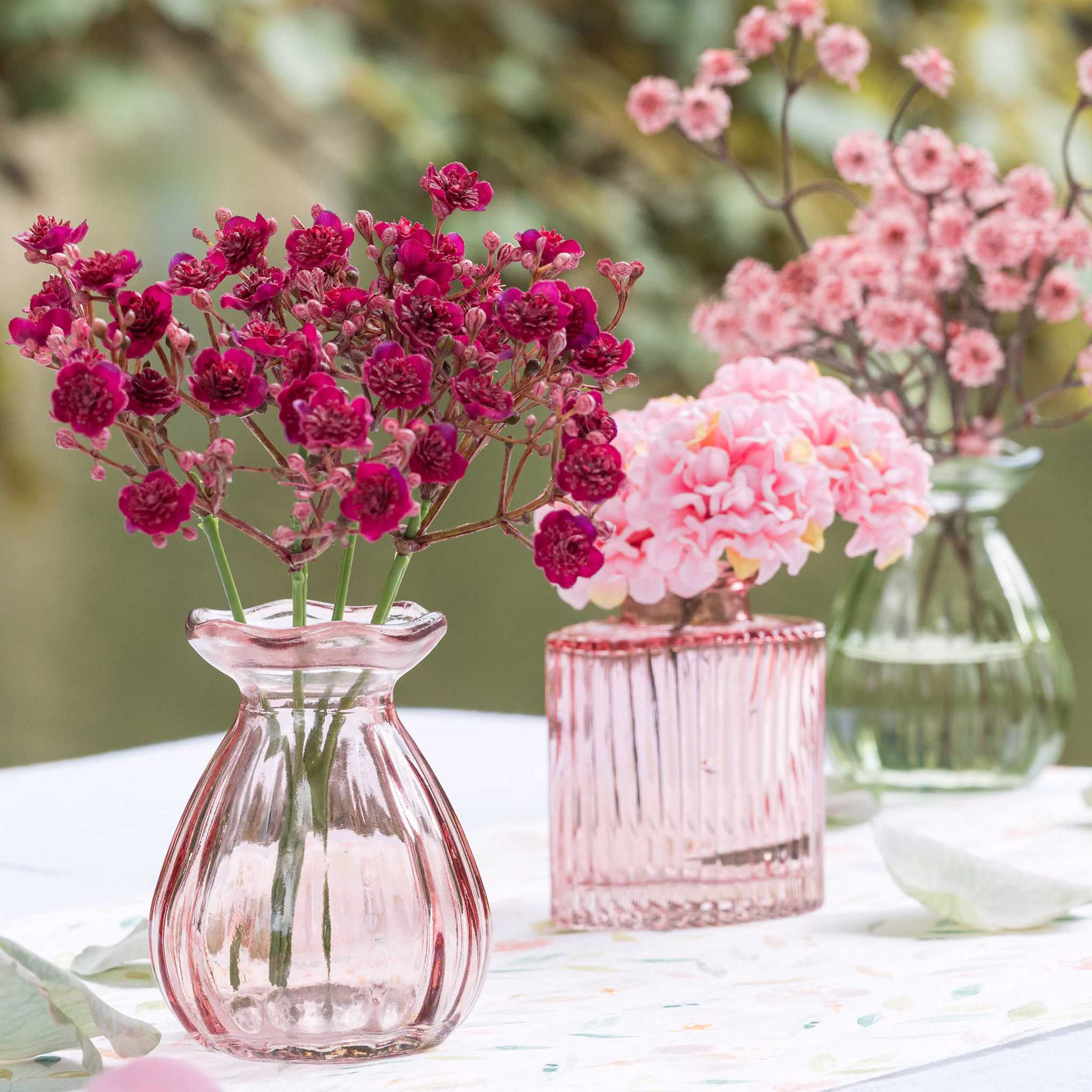 Rosa Glasvasen Set 3er Tischdeko 2 Mini & 1 große Vase Hochzeit & Geburtstag Tisch-Deko dekoratives Vasen-Set aus Glas Festtafel Dekoration gedeckter Tisch Wohnaccessoire Möbel & Wohnen Rosa Mini-Glasvasen mit zarten rosafarbenen Kunstblüten als elegante Tischdeko für romantische Anlässe.