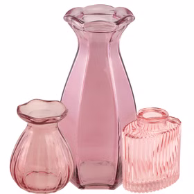 Drei rosa Glasvasen in unterschiedlichen Größen vor weißem Hintergrund.