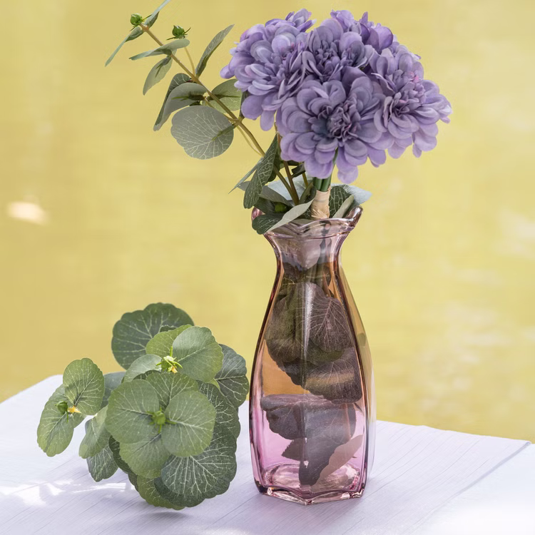 Rosa Glasvasen Set 3er Tischdeko 2 Mini & 1 große Vase Hochzeit & Geburtstag Tisch-Deko dekoratives Vasen-Set aus Glas Festtafel Dekoration gedeckter Tisch Wohnaccessoire Möbel & Wohnen Rosa Glasvase mit violetten Blumen und grünen Blättern auf einem hell gedeckten Tisch.