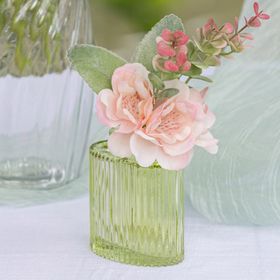 Drei Mini-Glasvasen in Rosa, Grün und Transparent mit geriffelter Oberfläche und unterschiedlicher Form auf hellem Hintergrund.