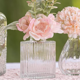 Detailaufnahme einer der transparenten Glasvase mit strukturierter Oberfläche und sanft glänzendem Glasmaterial.