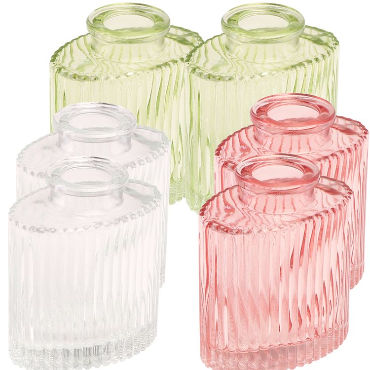 Bunt gemischtes Mini-Glasvasen-Set mit kleinen Blumenarrangements als stilvolle Tischdeko im romantischen Ambiente.