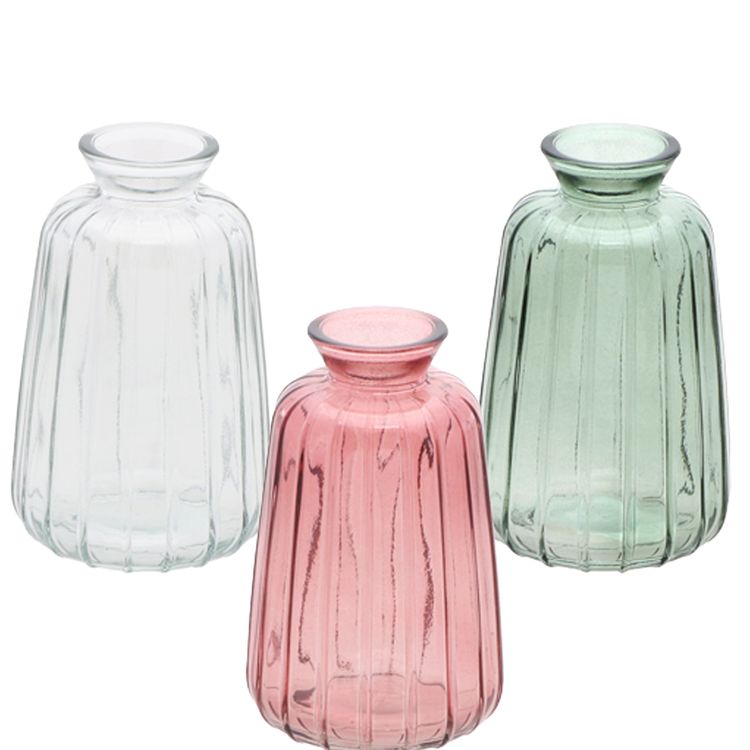 Grüne Glasvase Verone mit schmaler Öffnung und vertikaler Struktur, freigestellt auf hellem Hintergrund.