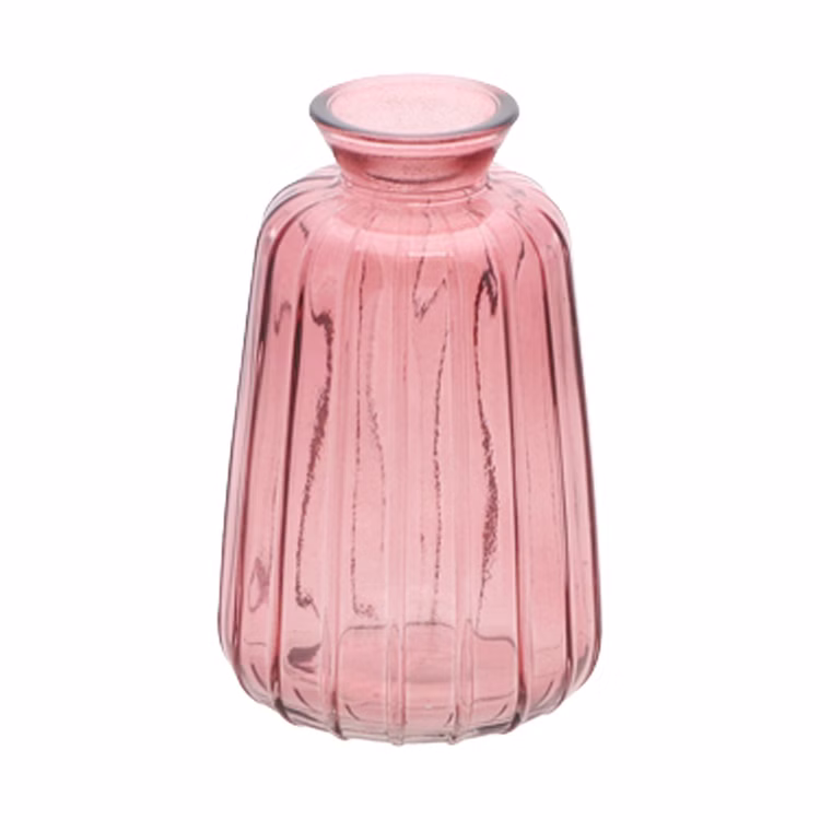 Glasvase Verone 11 cm Vintage Tischvase Rosa Grün Transparent Deko Geburtstag Tisch-Deko Hochzeit Geburtstag Vase aus Glas festliche Tischdeko Wohnaccessoire Glasvase dekorativ Rosa Glasvase Verone mit zarter Transparenz und vertikaler Rillenstruktur, freigestellt auf hellem Hintergrund.