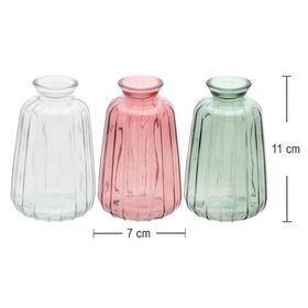 Glasvasen Verone in drei Farben mit floralen Arrangements als dekoratives 6er-Set auf hellem Hintergrund.