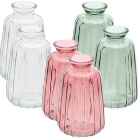 Glasvasen Verone in drei Farben mit floralen Arrangements als dekoratives 6er-Set auf hellem Hintergrund.