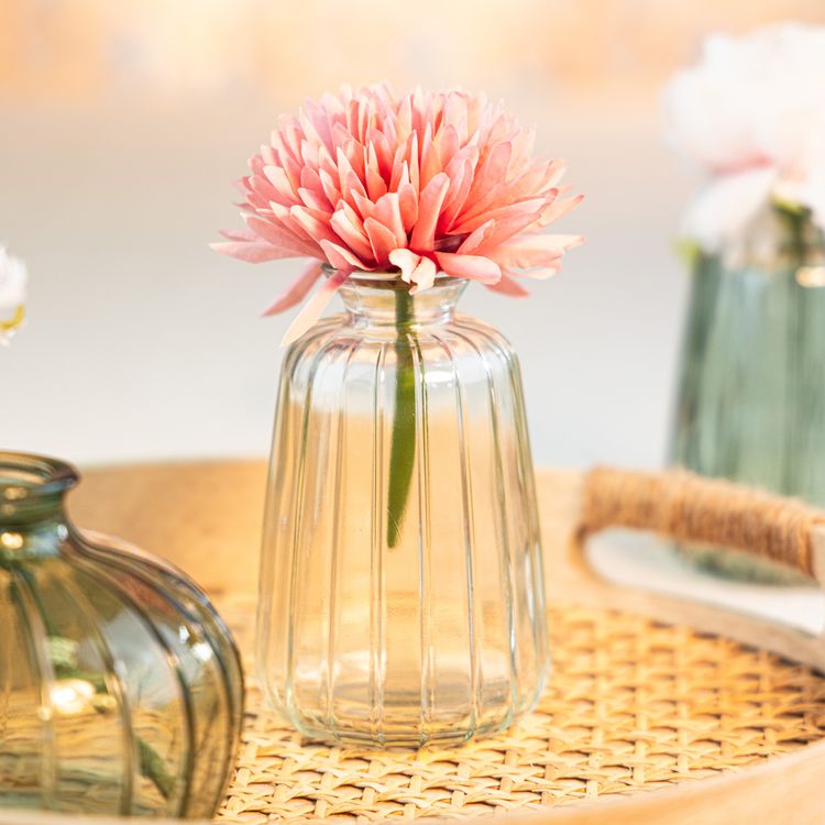 Glasvasen Verone in drei Farben mit floralen Arrangements als dekoratives 6er-Set auf hellem Hintergrund.