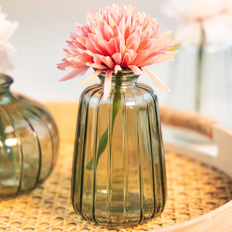 Glasvasen Verone in drei Farben mit floralen Arrangements als dekoratives 6er-Set auf hellem Hintergrund.