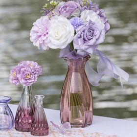 Kleine Glasvase Alexandrin mit zartem rosa Farbverlauf, schlanker Form und dekorativem Facettenschliff im unteren Bereich.