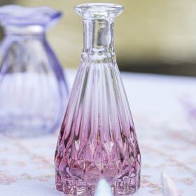 Rosa Glasvase Alexandrin mit zartem Farbverlauf und dekorativ geschliffenem Boden auf hellem Hintergrund.