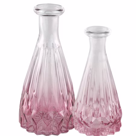 2 Glasvasen mit Rosa Farbverlauf 14,5 & 10,7 cm Tischdeko Hochzeit Geburtstag Glasvasen-Set Blumenvase Tisch-Deko dekorativ Vasen-Set Wohnaccessoire Zwei Glasvasen mit rosa Farbverlauf im Set, eine in 14,5 cm Höhe und eine kleinere in 10,7 cm, vor hellem Hintergrund.