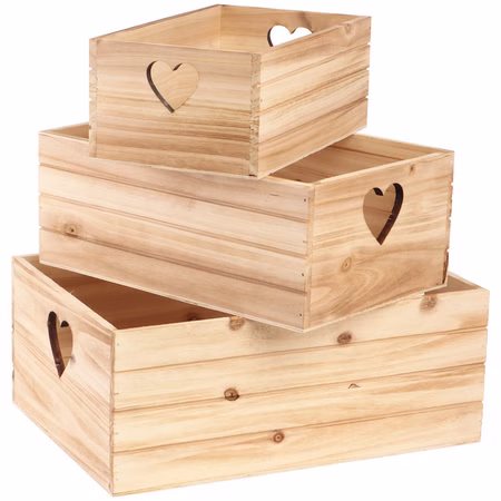 3er Set Holzkisten mit Herz 3 Größen Aufbewahrung Deko Geschenkbox Geschenkidee Hochzeit Geburtstag Basteln DIY-Geschenk Kisten zur Aufbewahrung Dekoration Deko-Kiste 3er Set Holzkisten mit Herzmotiv, drei Größen ineinander gestapelt auf weißem Hintergrund.