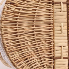 Detailaufnahme der Flechtstruktur eines Weidenkorbs mit natürlicher Holzoptik von Oben.