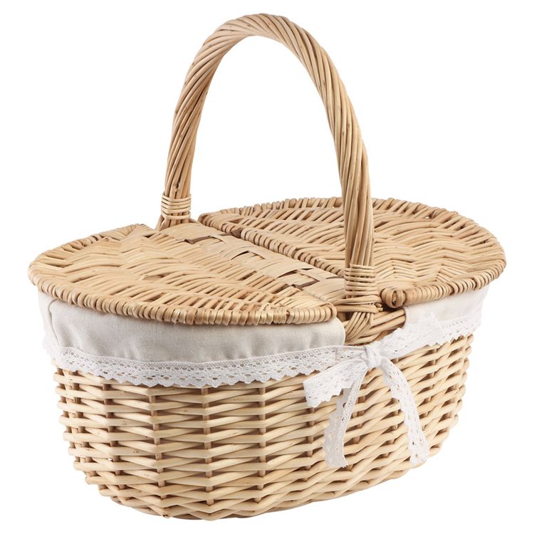 Geflochtener Picknickkorb aus Weide mit geöffnetem Deckel und hellem Stoffeinsatz mit Spitze.