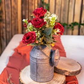 Dekorative Milchkanne aus Zink mit Holzgriff und Deckel, rustikale Tischdeko Vase im Vintage-Look.