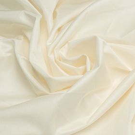 Elegante runde Satin Tischdecke in Elfenbein auf festlich gedecktem Tisch mit Blumen und Kerzen – perfekte Tischdeko für Hochzeit, Feier oder Geburtstag.