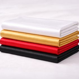 Glänzende Tischdecke 150 x 300 cm in Rot, edel drapiert auf Tisch, ideal für elegante Hochzeiten und festliche Anlässe.