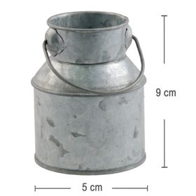 Milchkannen 3er-Set als Vase mit zarten Blumenarrangements auf weißem Hintergrund – elegante Vintage Tischdeko für Hochzeit oder Geburtstag.