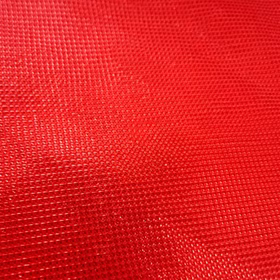 Detailaufnahme der feinen Struktur eines roten Polyester-Vlies Stoffes mit leicht glänzender Oberfläche.