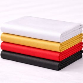 Roter Bodenläufer aus Polyester-Vlies leicht ausgerollt auf weißem Hintergrund, ideal für Events und Feiern.