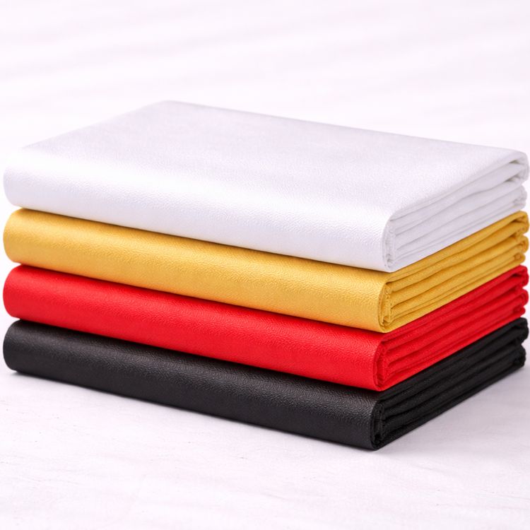 Roter Bodenläufer aus Polyester-Vlies leicht ausgerollt auf weißem Hintergrund, ideal für Events und Feiern.