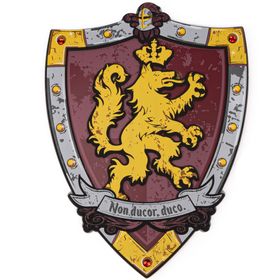 Ritterschild aus EVA-Schaumstoff mit goldenem Löwenwappen im mittelalterlichen Design vor weißem Hintergrund.