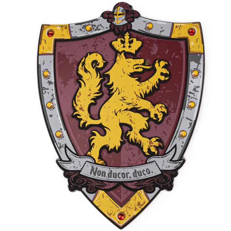 Ritterschild aus EVA-Schaumstoff mit goldenem Löwenwappen im mittelalterlichen Design vor weißem Hintergrund.