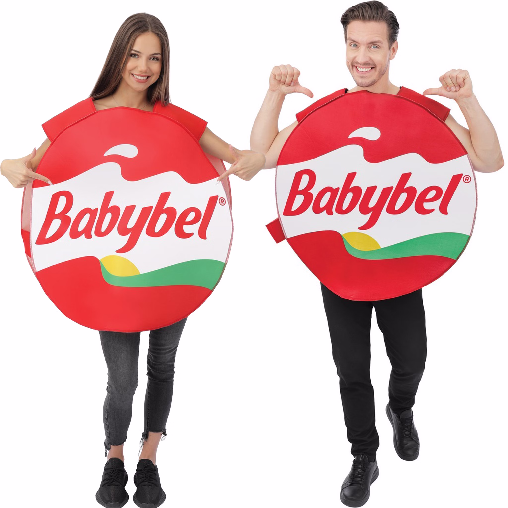 Frau und Mann tragen jeweils ein rundes rotes Babybel Kostüm mit weißem Markenaufdruck und posieren nebeneinander vor weißem Hintergrund.
