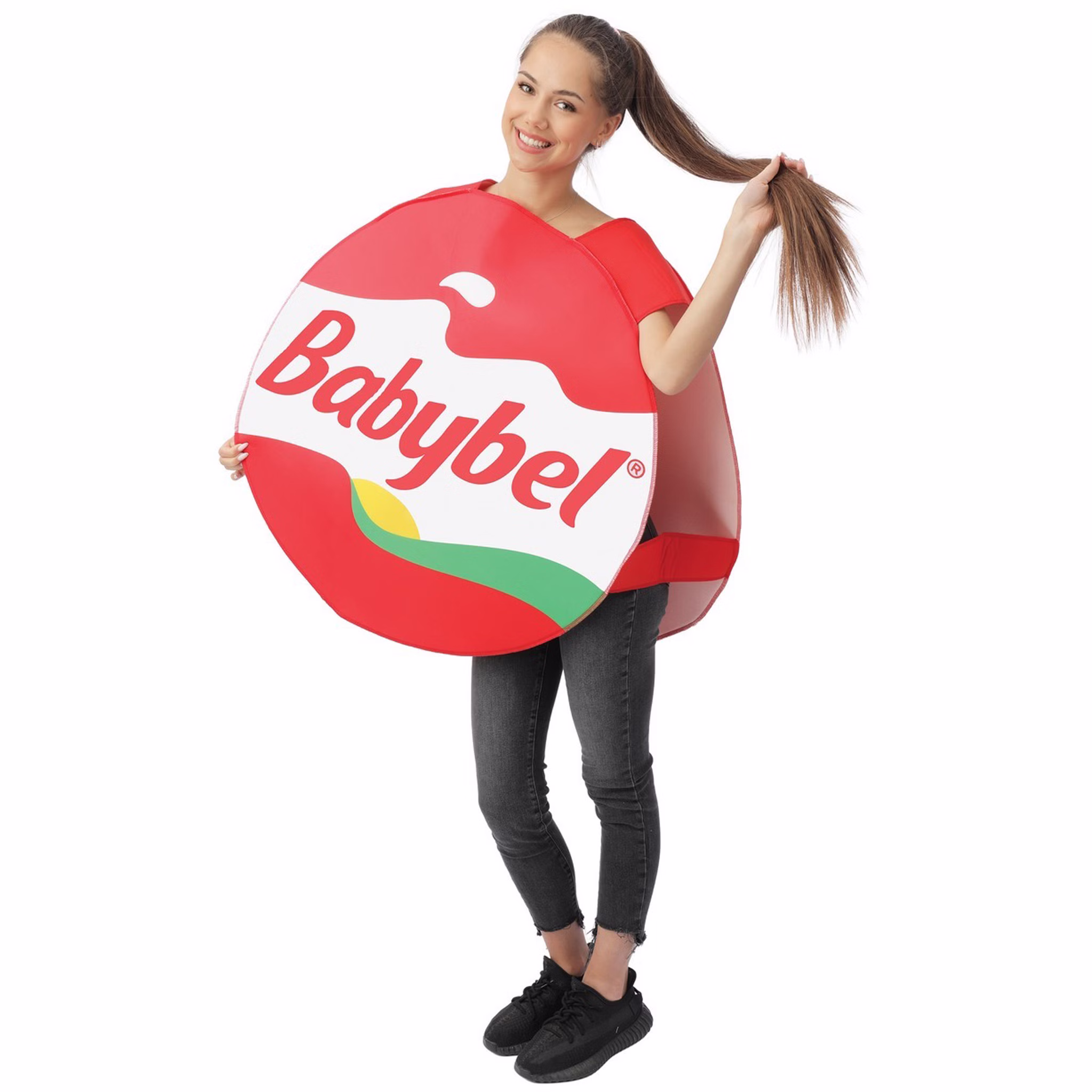 Frau trägt ein rundes rotes Babybel Kostüm mit großem Markenaufdruck, seitlich sind die Verbindung und die Form der Tunika sichtbar.
