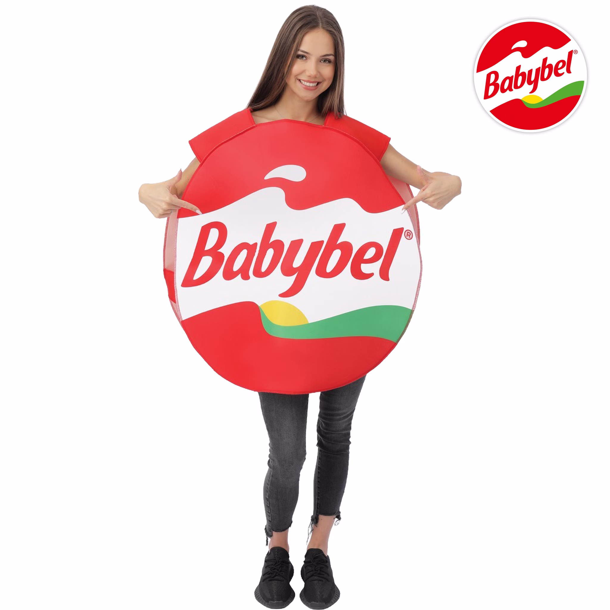Frau trägt ein rundes rotes Babybel Kostüm mit großem weißem Markenaufdruck und zeigt mit beiden Händen auf das Motiv der Tunika.