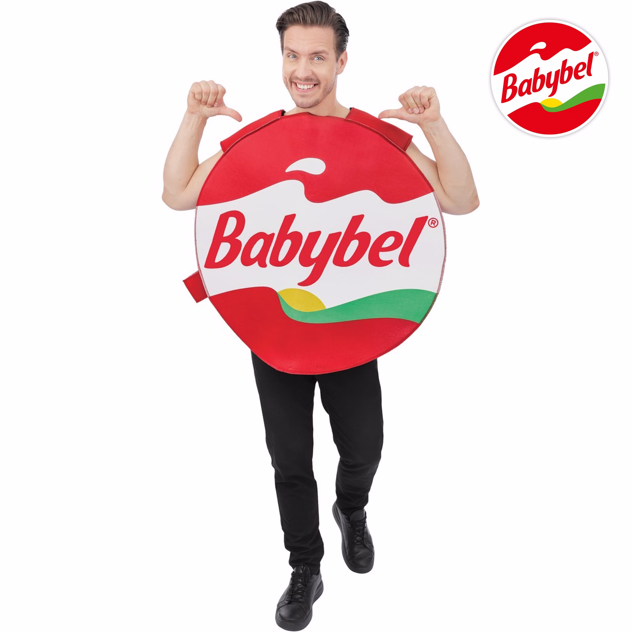 Mann trägt ein rundes rotes Babybel Kostüm mit großem Markenaufdruck und zeigt mit beiden Daumen auf sich, vor weißem Hintergrund.