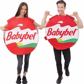 Frau und Mann tragen jeweils ein rundes rotes Babybel Kostüm mit weißem Markenaufdruck und posieren nebeneinander vor weißem Hintergrund.