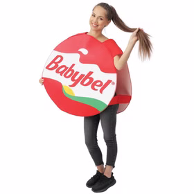 Frau trägt ein rundes rotes Babybel Kostüm mit großem Markenaufdruck, seitlich sind die Verbindung und die Form der Tunika sichtbar.