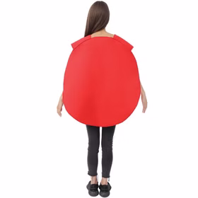 Rückansicht einer Frau im Babybel Kostüm mit großer runder, einfarbig roter Rückseite und Schulterträgern vor weißem Hintergrund.