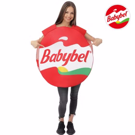 Frau trägt ein rundes rotes Babybel Kostüm mit großem weißem Markenaufdruck und zeigt mit beiden Händen auf das Motiv der Tunika.