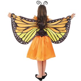 Mädchen im orangefarbenen Schmetterling Kostüm mit großen bunten Flügeln und Haarreif mit Fühlern.