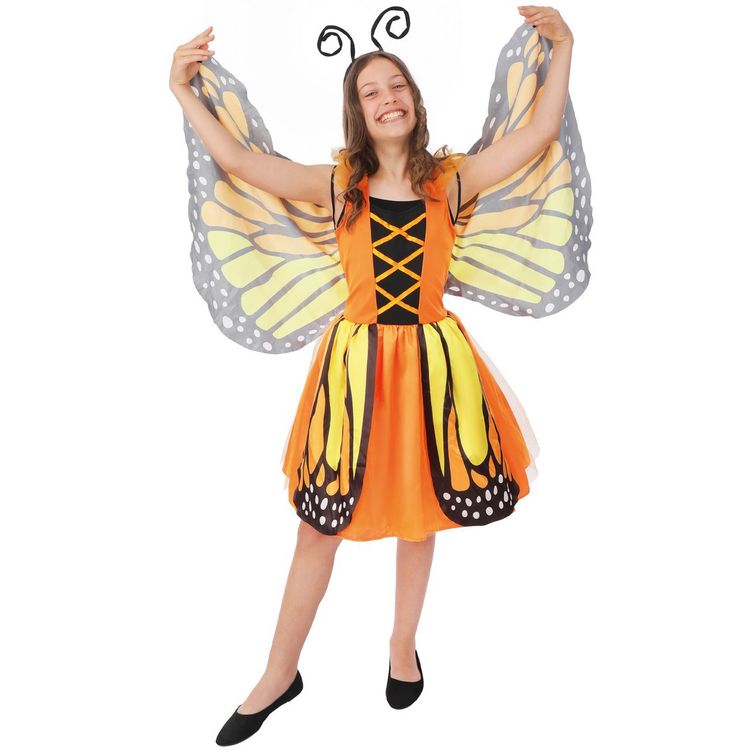 Mädchen im orangefarbenen Schmetterling Kostüm mit großen bunten Flügeln und Haarreif mit Fühlern.