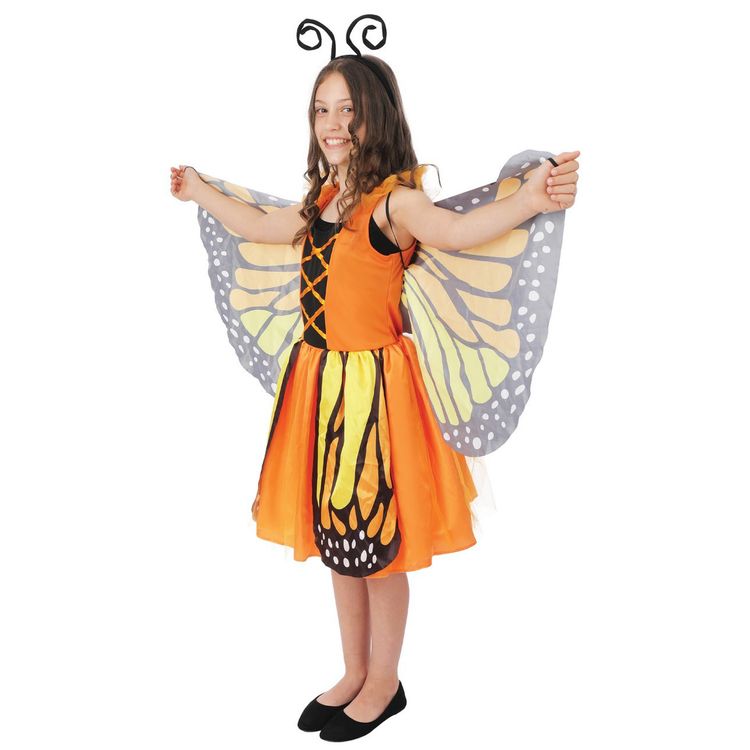 Mädchen im orangefarbenen Schmetterling Kostüm mit großen bunten Flügeln und Haarreif mit Fühlern.