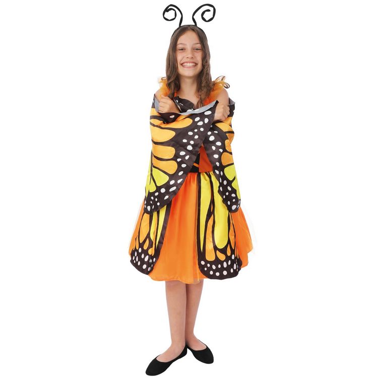 Mädchen im orangefarbenen Schmetterling Kostüm mit großen bunten Flügeln und Haarreif mit Fühlern.