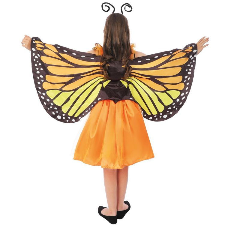 Mädchen im orangefarbenen Schmetterling Kostüm mit großen bunten Flügeln und Haarreif mit Fühlern.