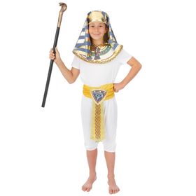 Junge im Ägypter Kostüm mit gold-blauer Pharao Kopfbedeckung und dekorativem Gürtel in betender Pose.