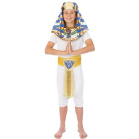 Junge im Ägypter Kostüm mit gold-blauer Pharao Kopfbedeckung und dekorativem Gürtel in betender Pose.