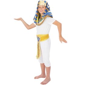 Junge im Ägypter Kostüm mit gold-blauer Pharao Kopfbedeckung und dekorativem Gürtel in betender Pose.