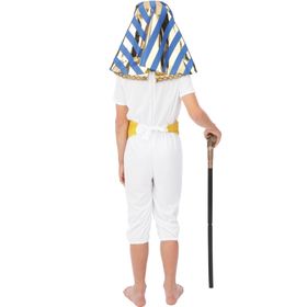 Junge im Ägypter Kostüm mit gold-blauer Pharao Kopfbedeckung und dekorativem Gürtel in betender Pose.