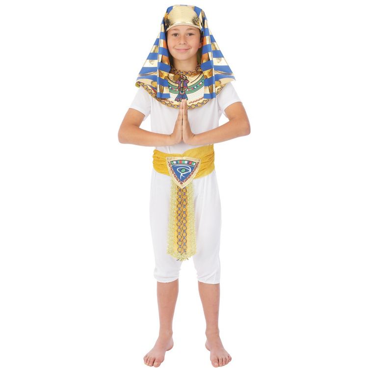 Junge im Ägypter Kostüm mit gold-blauer Pharao Kopfbedeckung und dekorativem Gürtel in betender Pose.