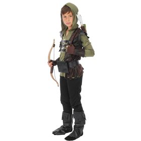 Junge im Robin Hood Kostüm mit Kapuze, Gürtel und Spielbogen im mittelalterlichen Waldläufer-Look.