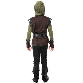 Junge im Robin Hood Kostüm mit Kapuze, Gürtel und Spielbogen im mittelalterlichen Waldläufer-Look.